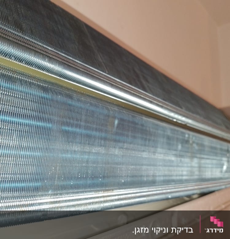 יחידת מיזוג אוויר עם צלעות קירור מתכתיות